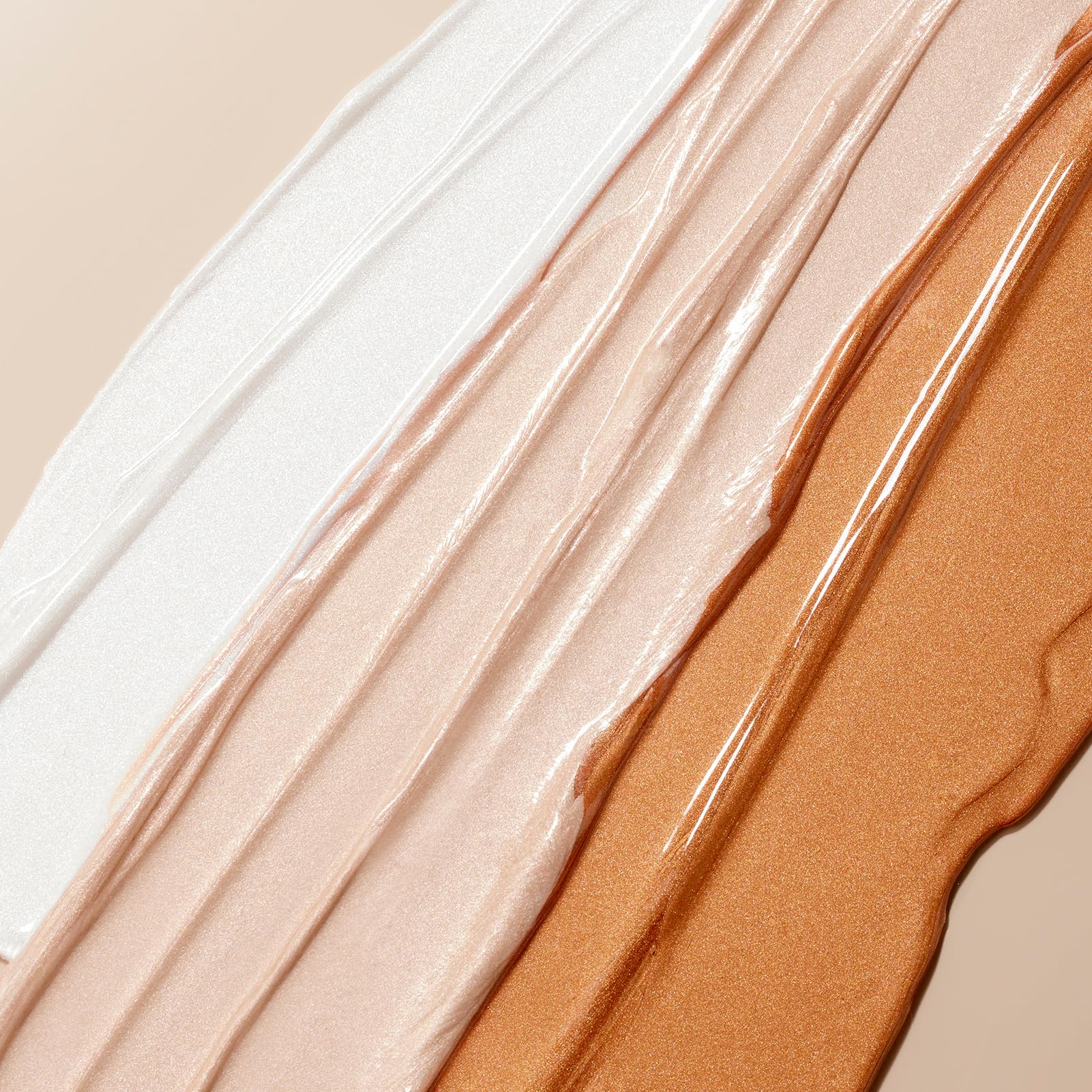 CARSLAN 3D Highlighter moisturizes while providing luminous glow