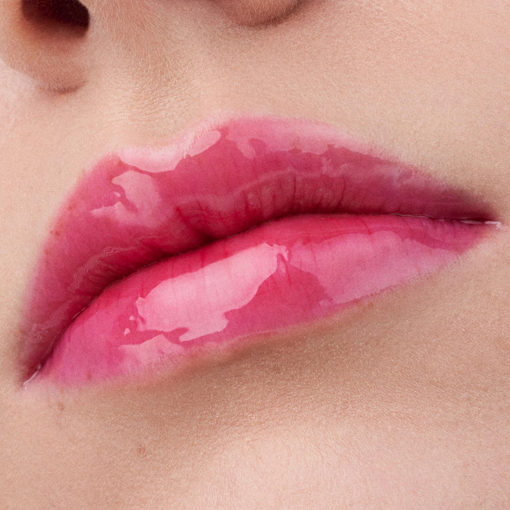 Pomegranate oil nourishes lips with radiant shine in Glossin’ Glow