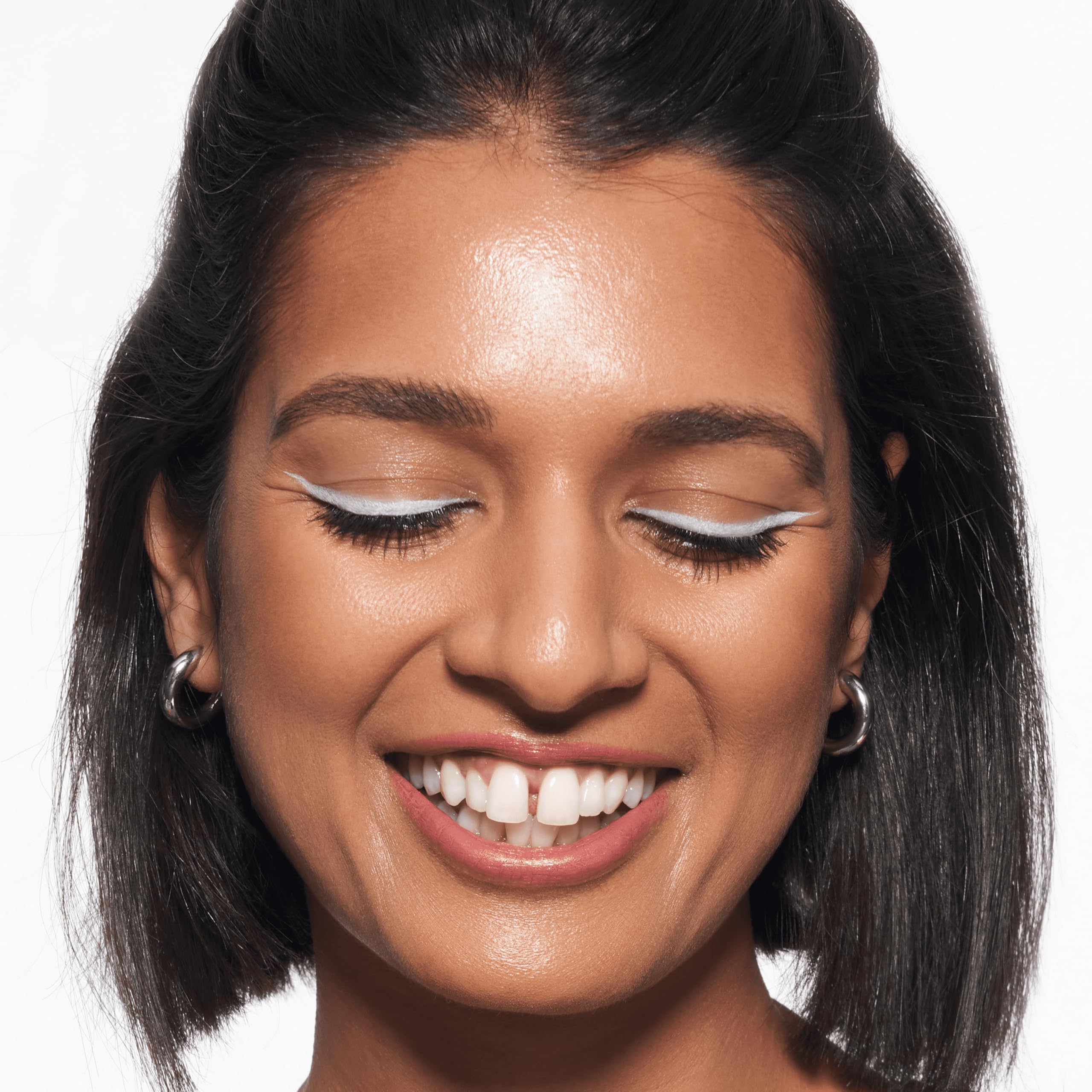 Catrice Magic Shaper Face Cream Palette highlighter duo adds subtle radiance.