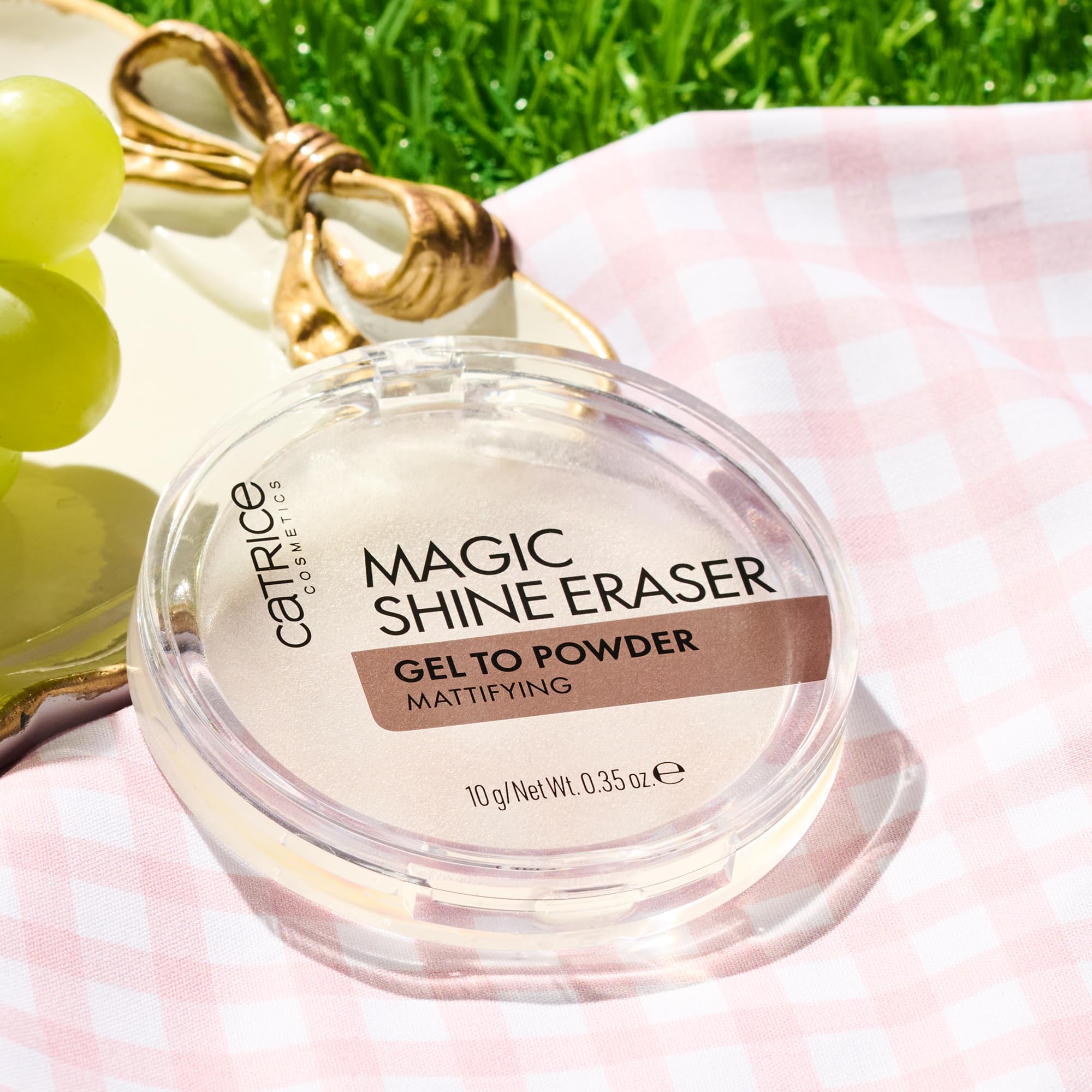 Catrice Magic Shine Eraser weightless finish for an instant matte look.