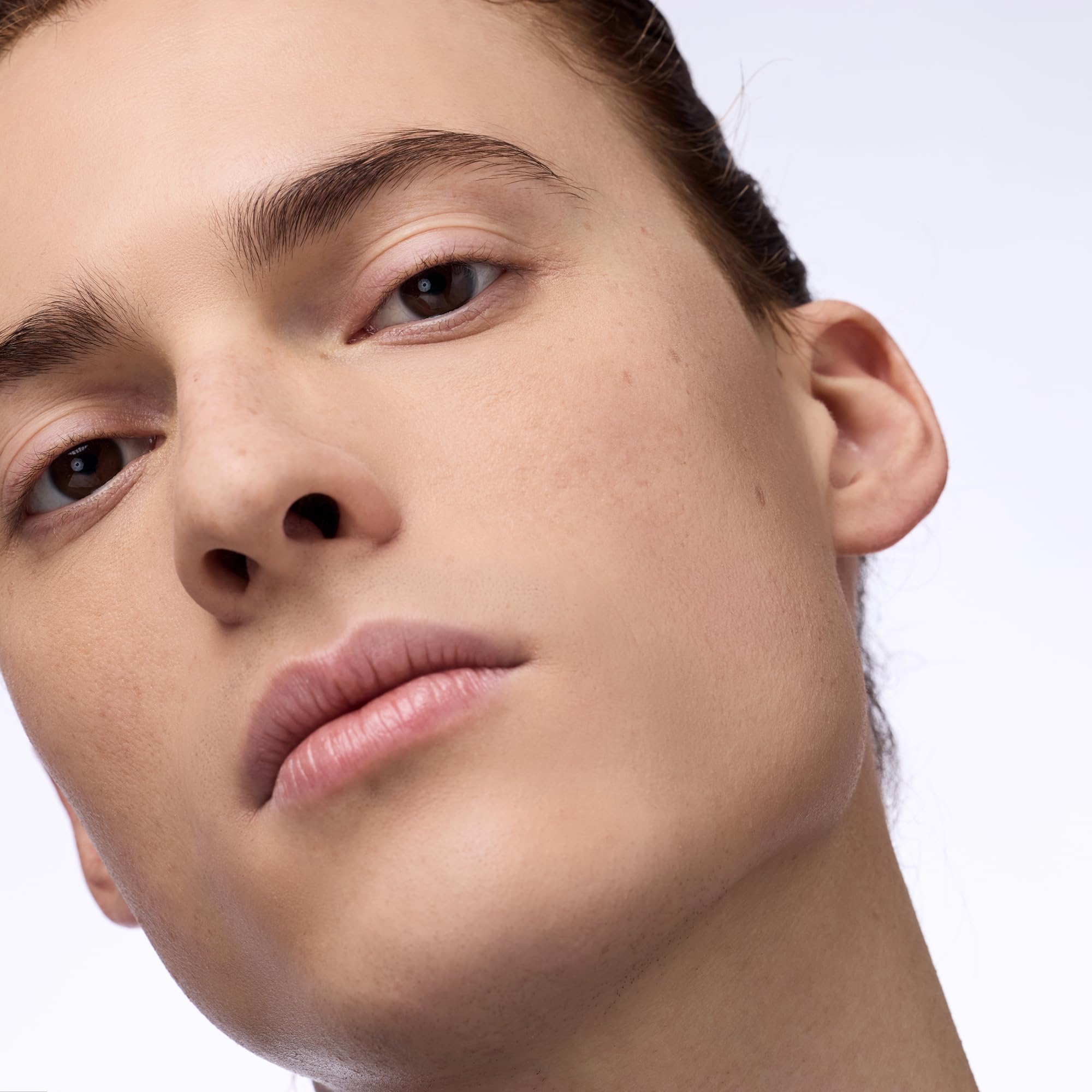 Catrice Magic Shine Eraser no-cake formula resists creasing during wear.
