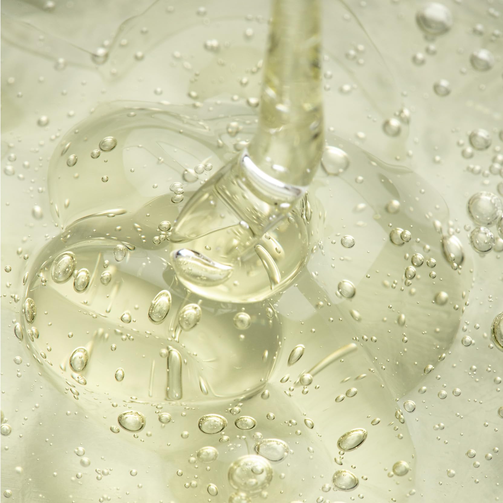 Cellcosmet Activator Gel skin application demonstrates quick, refreshing primer-like effect.
