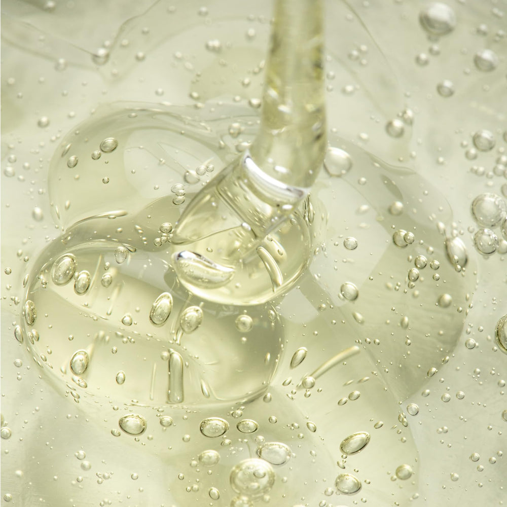 Cellcosmet Activator Gel skin application demonstrates quick, refreshing primer-like effect.