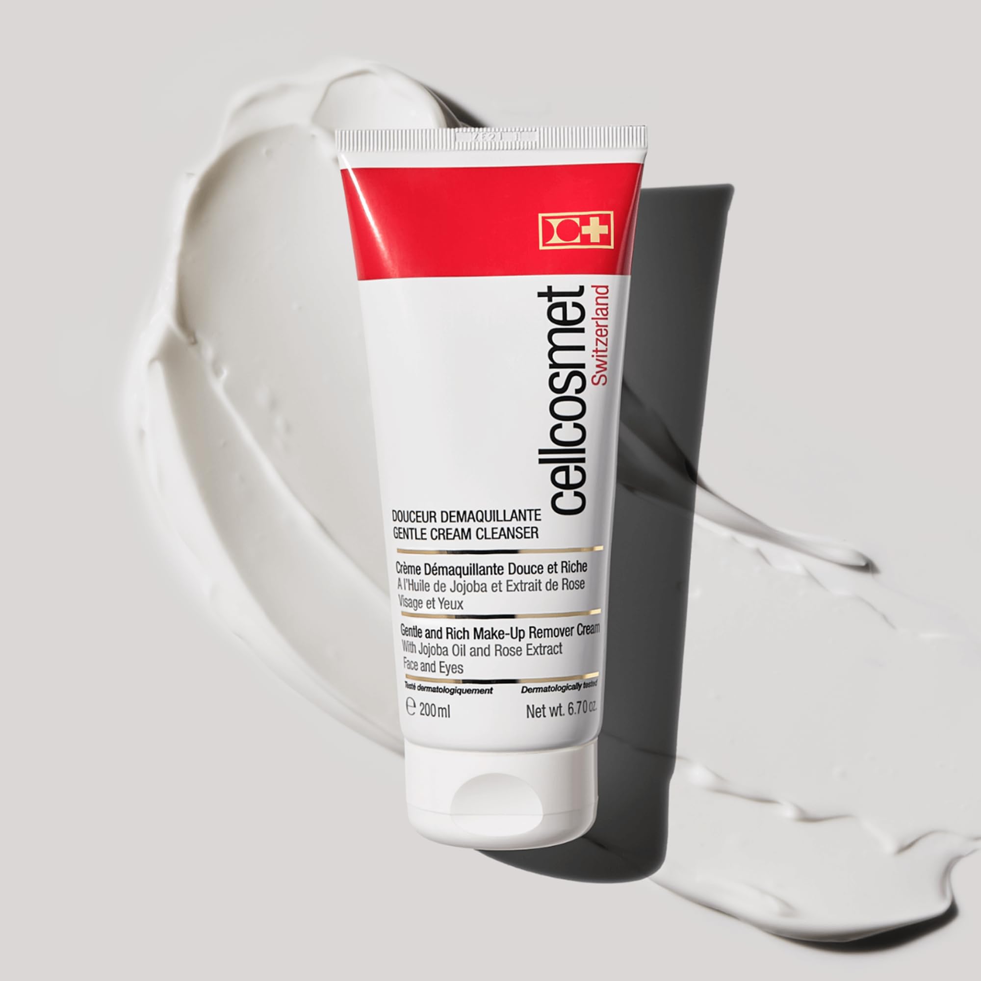 Cellcosmet Gentle Cream Cleanser foamy surface demonstrates gentle cleansing suitable for sensitive skin.