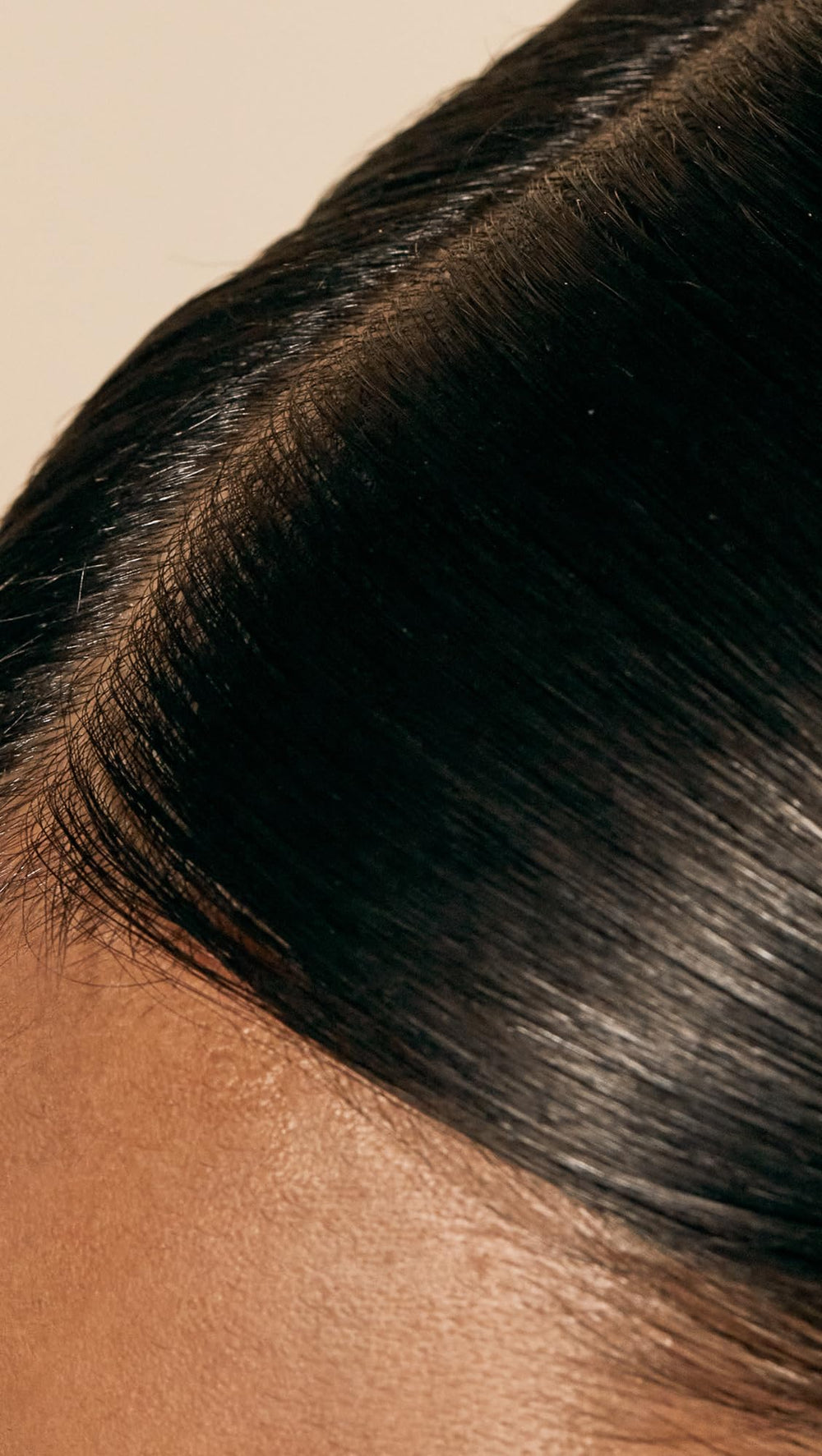 Ceremonia Moska Scalp Oil can be left on overnight for enhanced results.