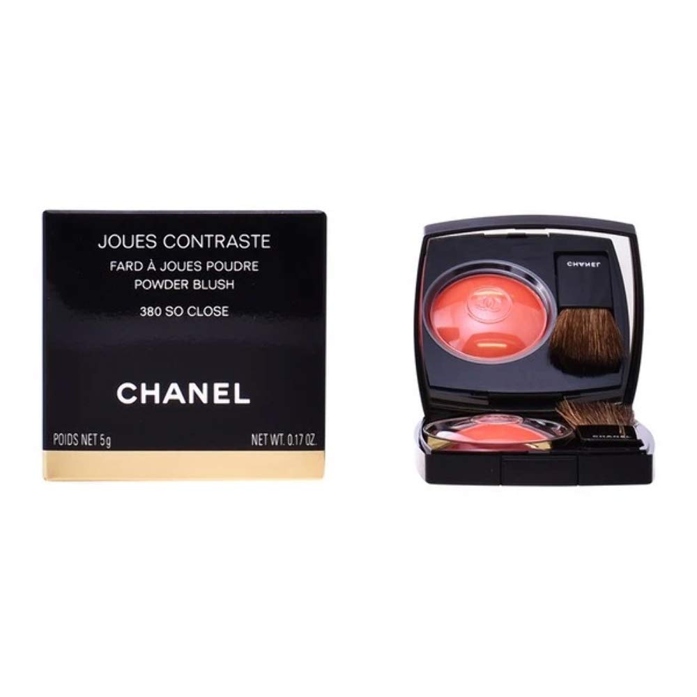 CHANEL JOUES CONTRASTE quintessence close-up demonstrates soft blend near the eyes.