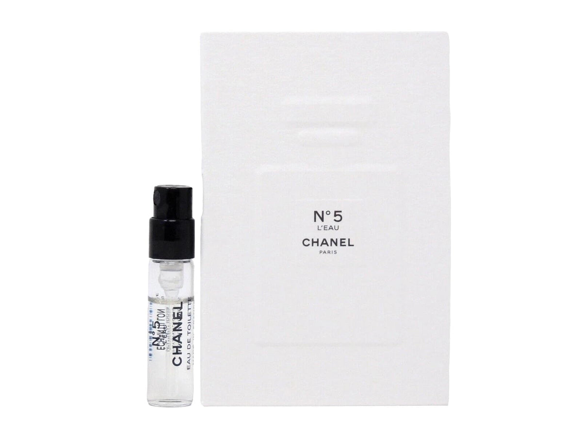 Chanel No 5 L'Eau bottle pour shows a fresh scent release for daily wear.