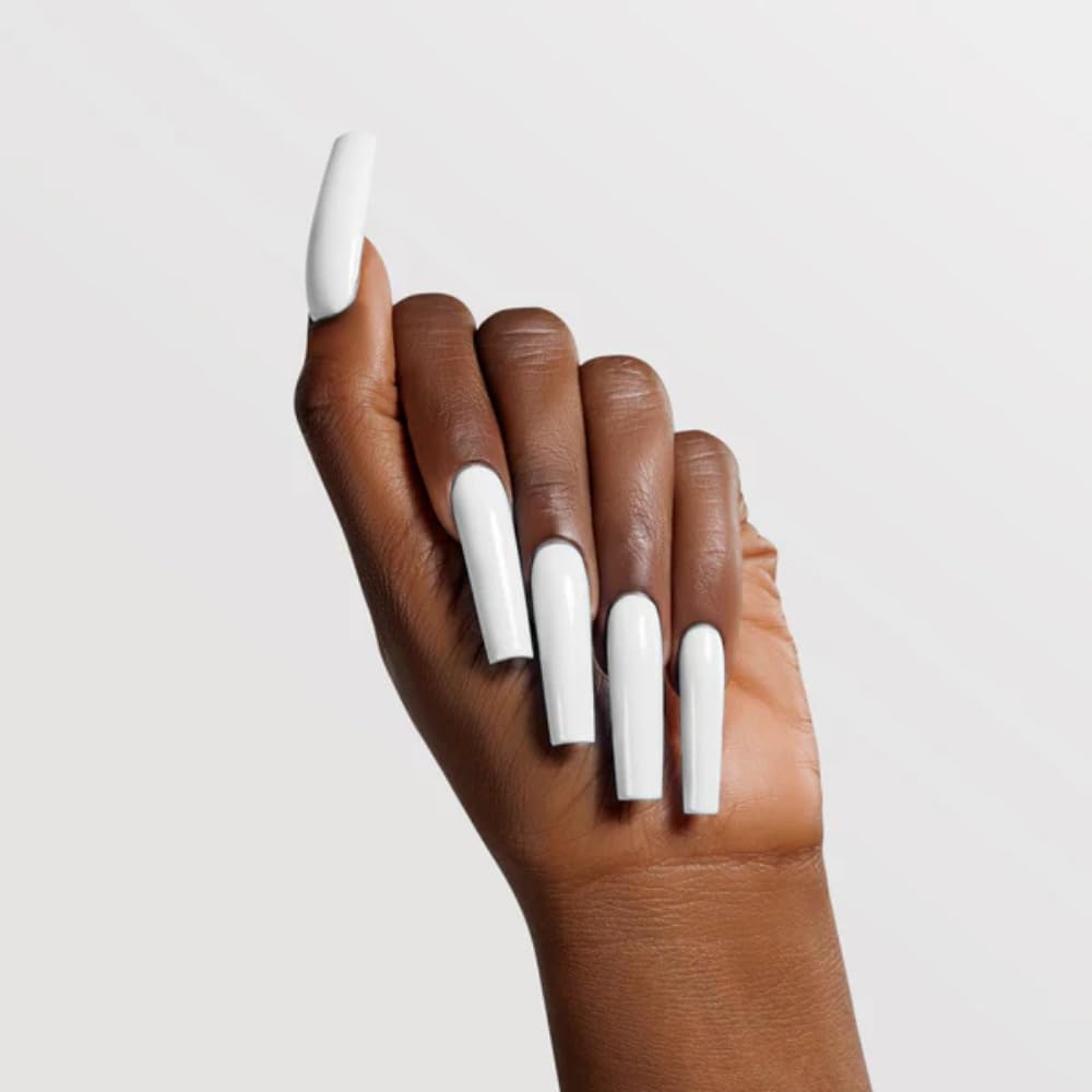 Chaun Legend high-adhesion powder supports long-lasting, chip-resistant nails.