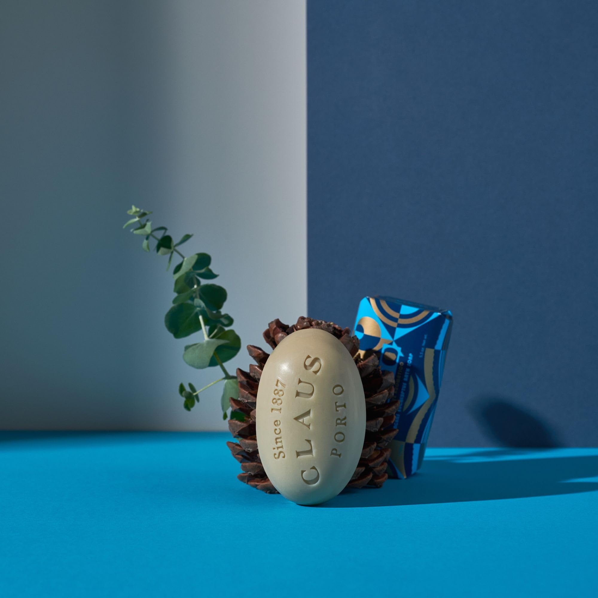 Claus Porto Deco Encens Eucalyptus packaging with gold blue Art Nouveau design
