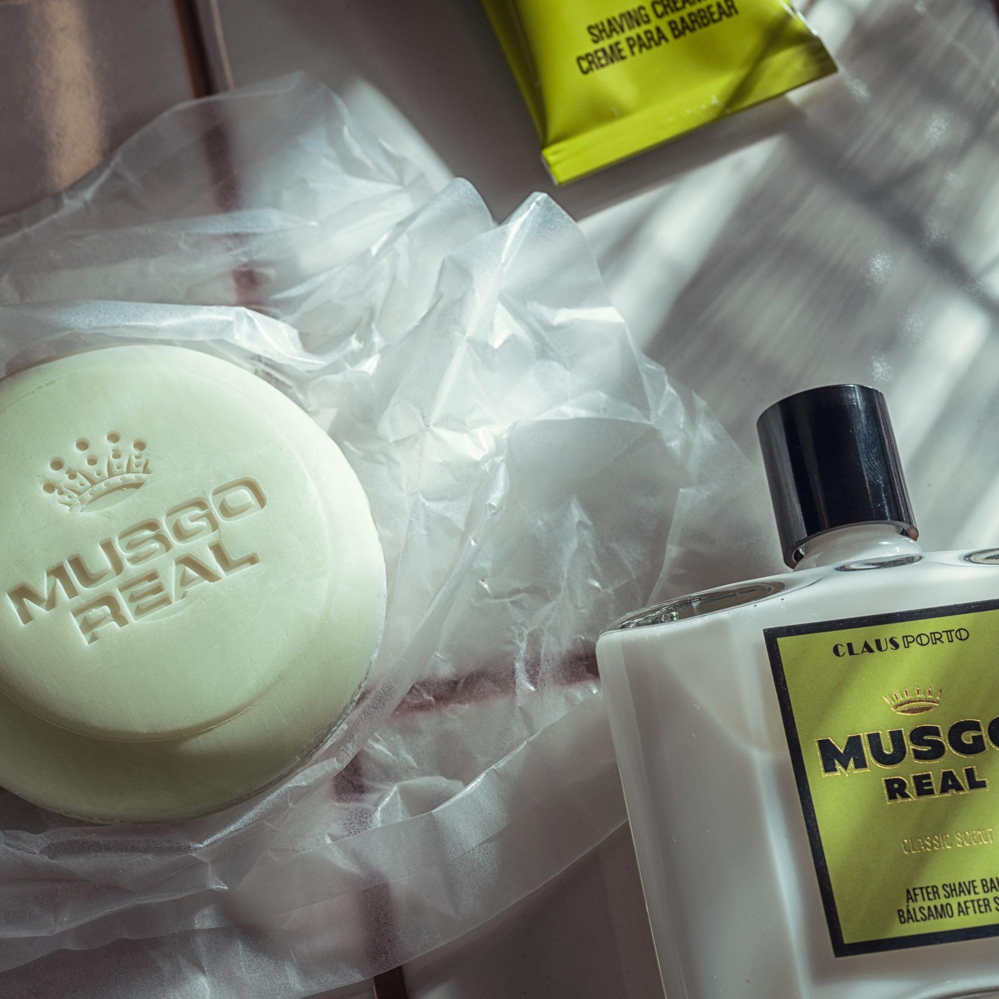 Scent notes of Claus Porto Musgo Real balm featuring bergamot and lavender