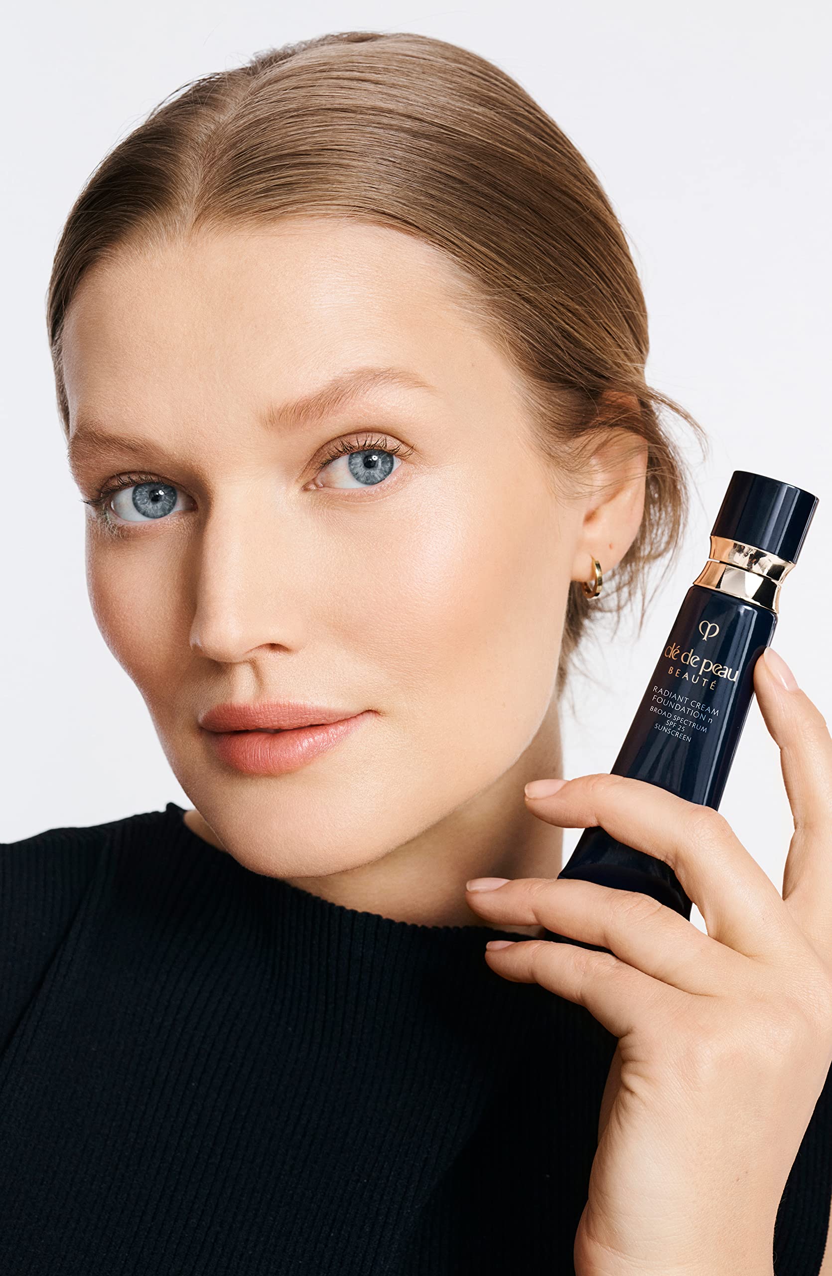 Clé de Peau Beauté Radiant Cream Foundation finish highlights long-lasting moisture and dewy radiance.