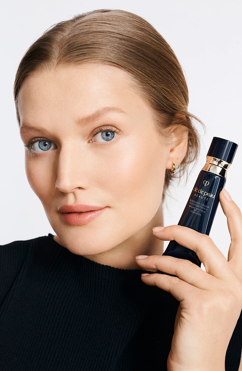 Clé de Peau Beauté Radiant Cream Foundation finish highlights long-lasting moisture and dewy radiance.