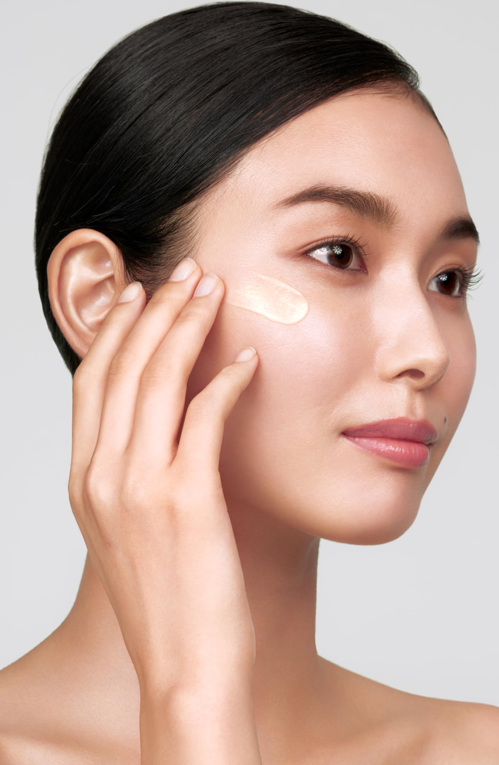 Clé de Peau Beauté Wrinkle Smoothing Serum Supreme pump dispenser enabling easy application.