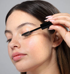 Cliganic Castor Oil mascara wand enables precise lash care.