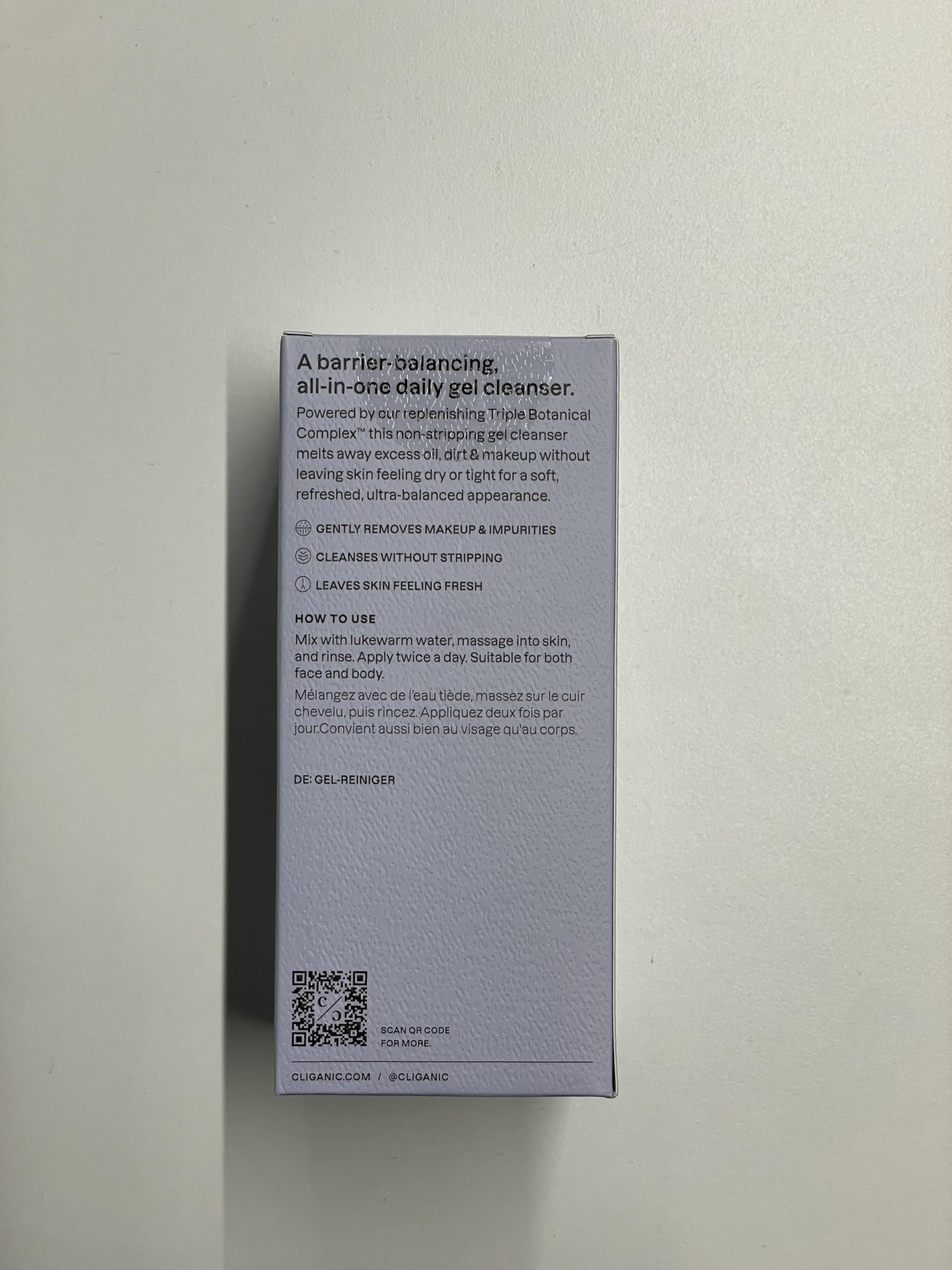 Cliganic Hydrating Gel Cleanser fragrance closeup conveys subtle fruit-floral scent.