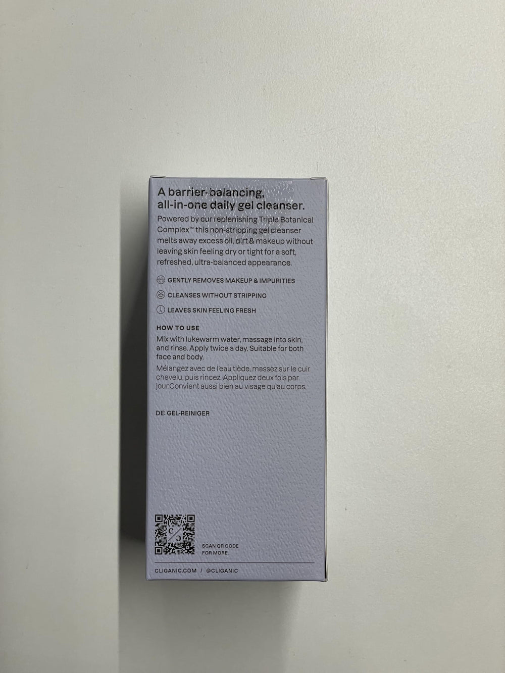 Cliganic Hydrating Gel Cleanser fragrance closeup conveys subtle fruit-floral scent.