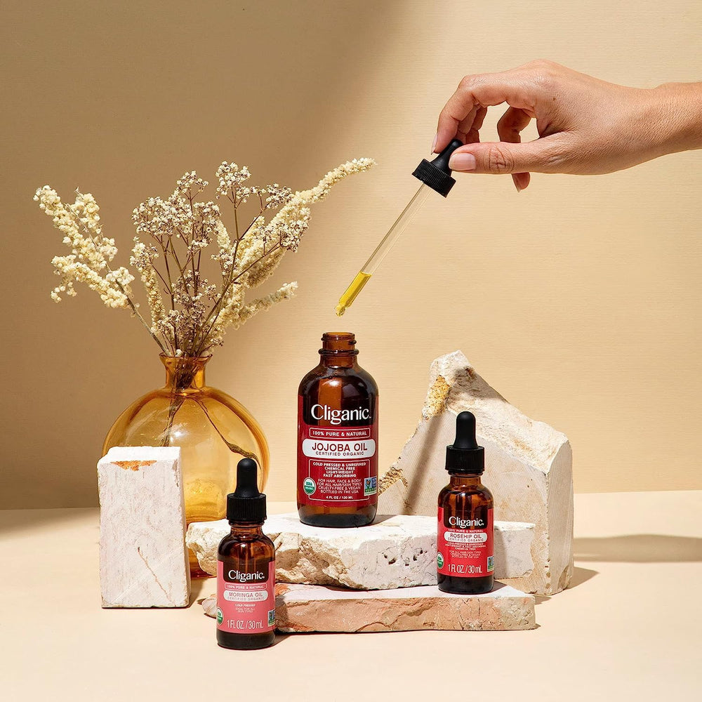 Cliganic Sea Buckthorn Oil pour demonstrates fast absorption suitable for facial care.