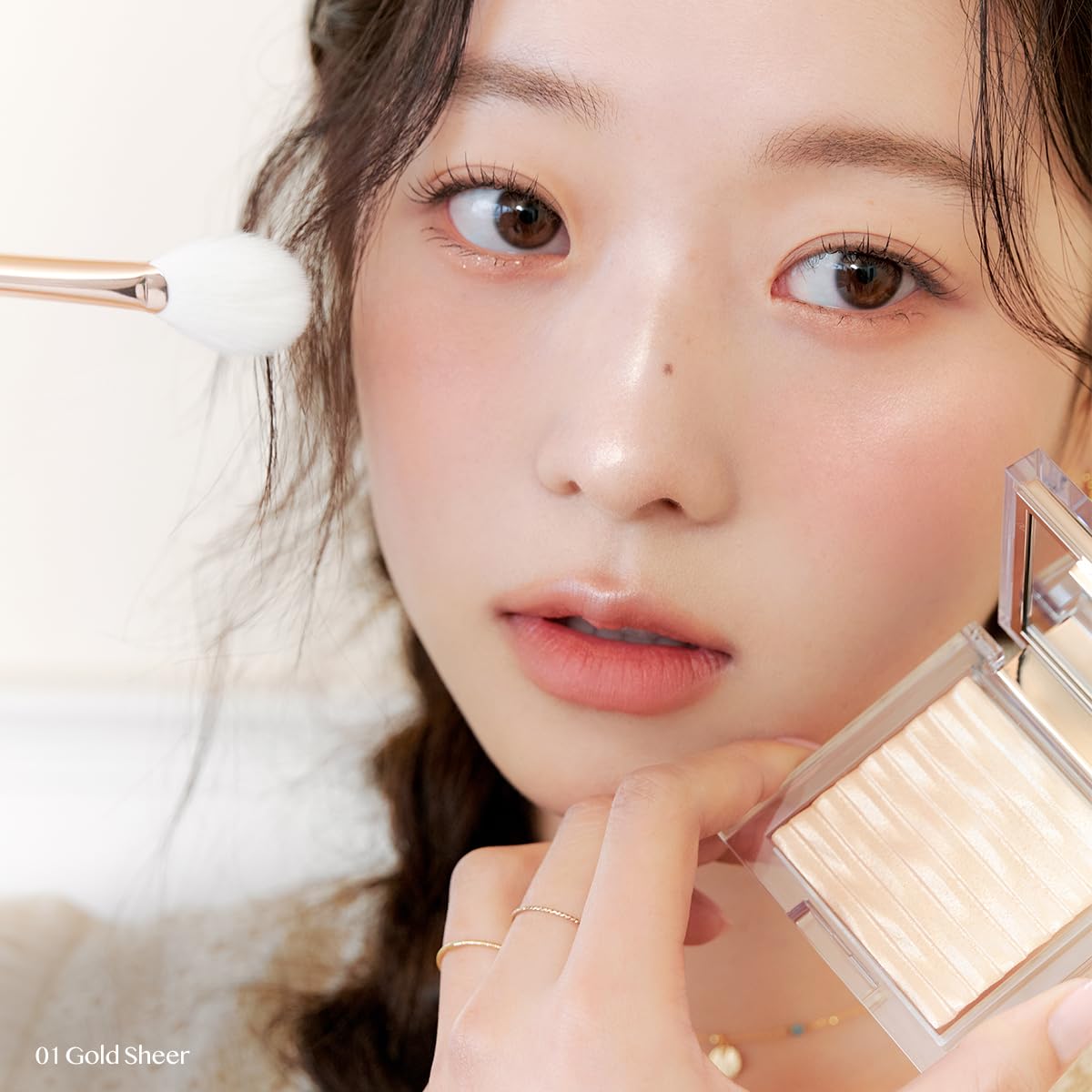 CLIO PRISM Highlighter 01 Gold Sheer on hand demonstrates easy fingertip application