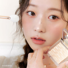 CLIO PRISM Highlighter 01 Gold Sheer on hand demonstrates easy fingertip application