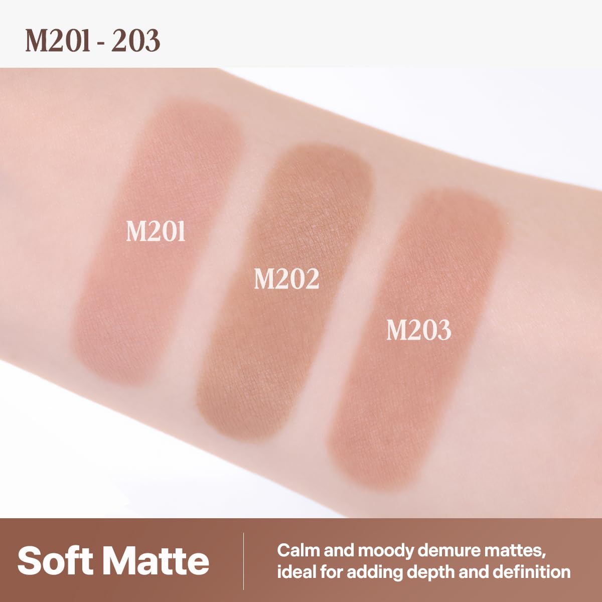 CLIO PROFESSIONAL Built-in brush on the eye stick enables seamless edge blending