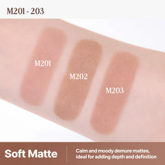 CLIO PROFESSIONAL Built-in brush on the eye stick enables seamless edge blending