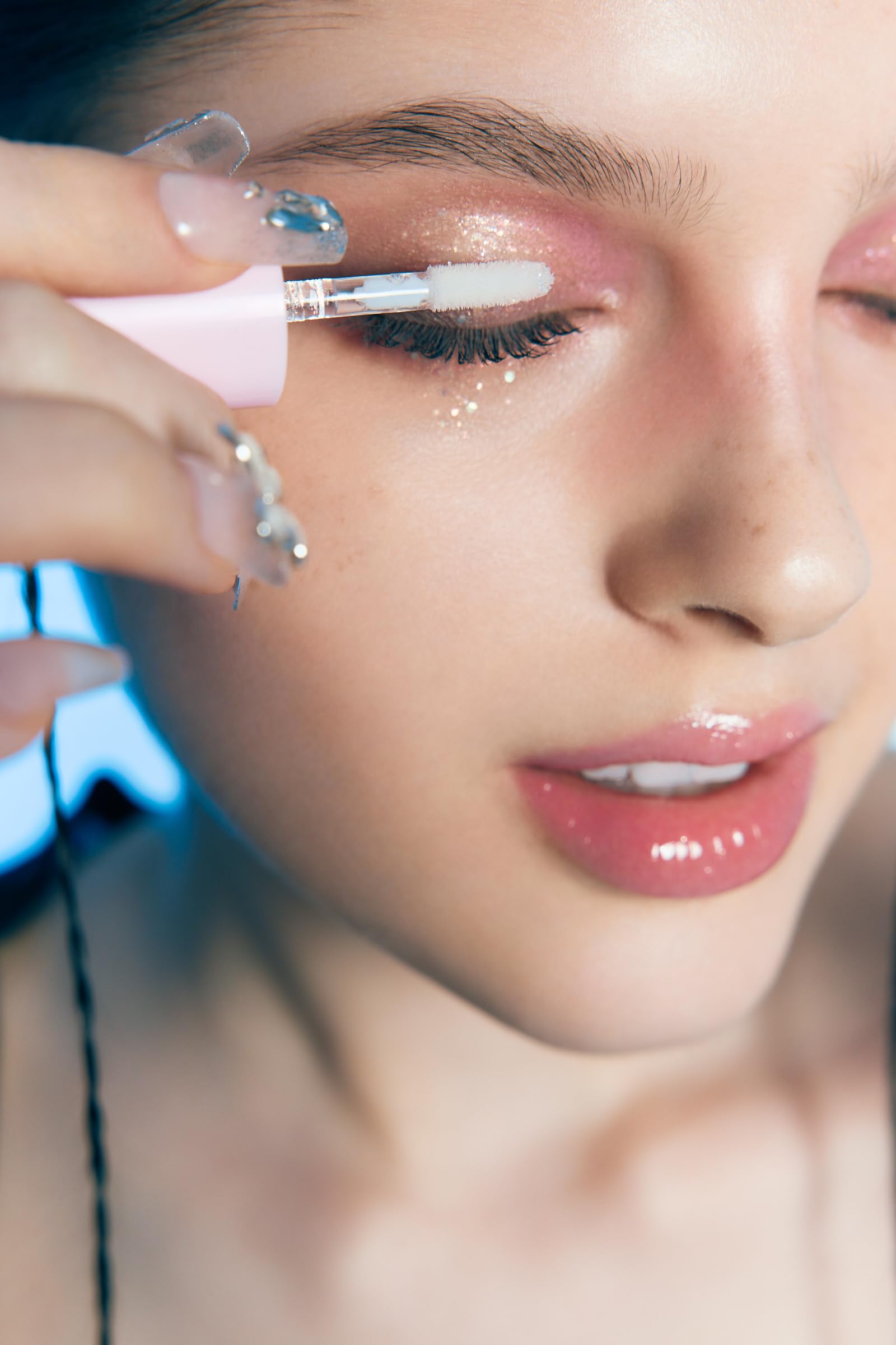 COLORGRAM Milk Bling Shadow 01 glitter-pearls ambient-light showcases multidimensional shine