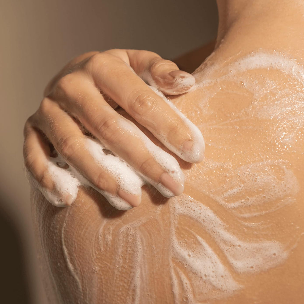 La Compagnie de Provence elegant pump enables controlled, mess-free washes.
