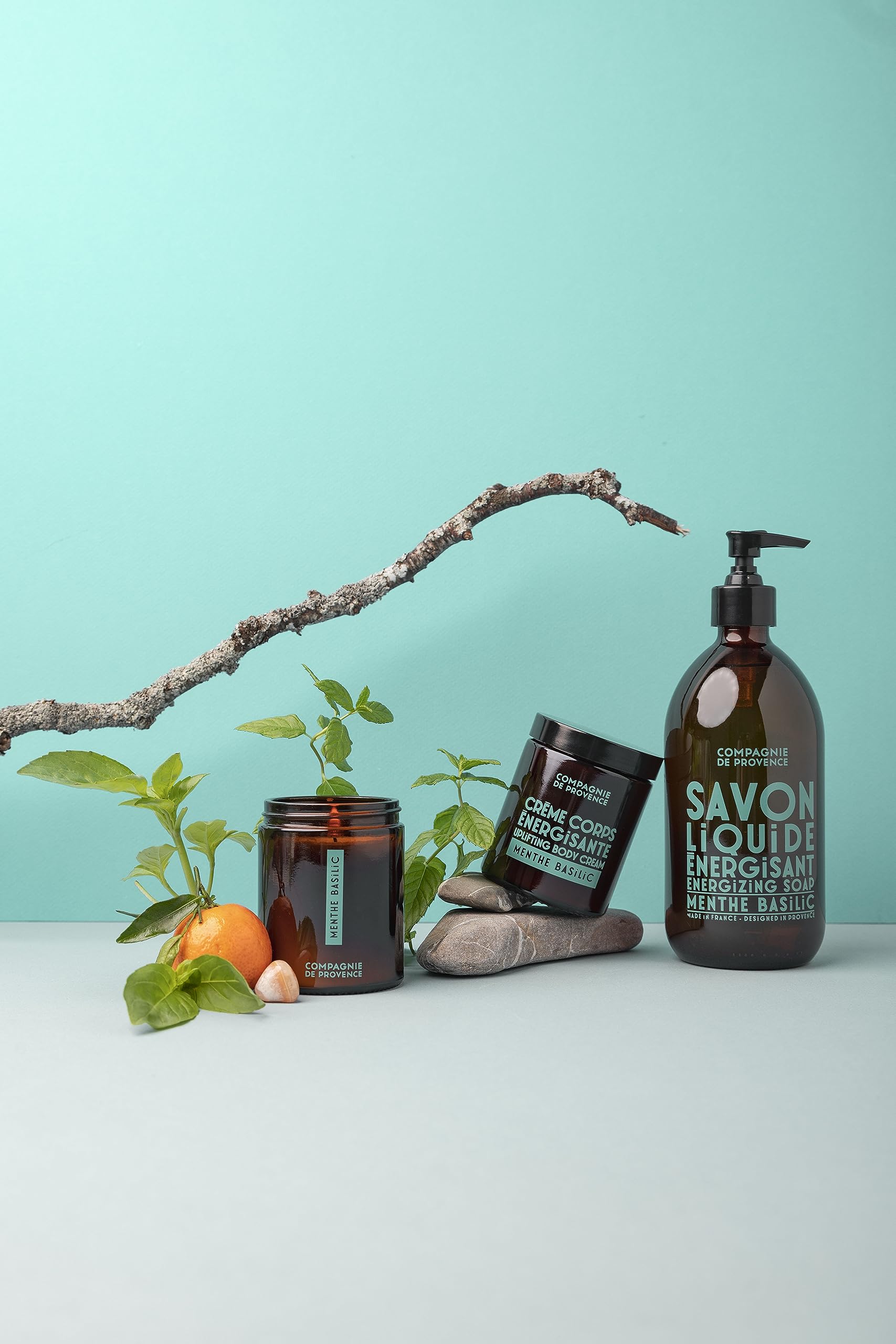 La Compagnie de Provence velvet algae boosts hydration during washing.