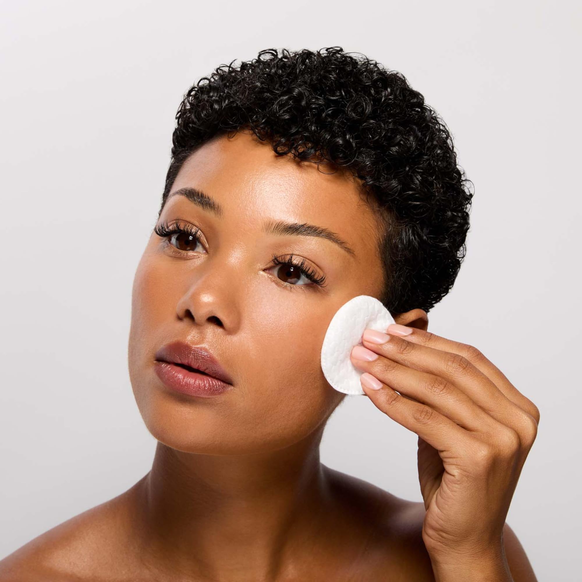 COMUNE AHA Exfoliant Toner ingredients black tea close-up.