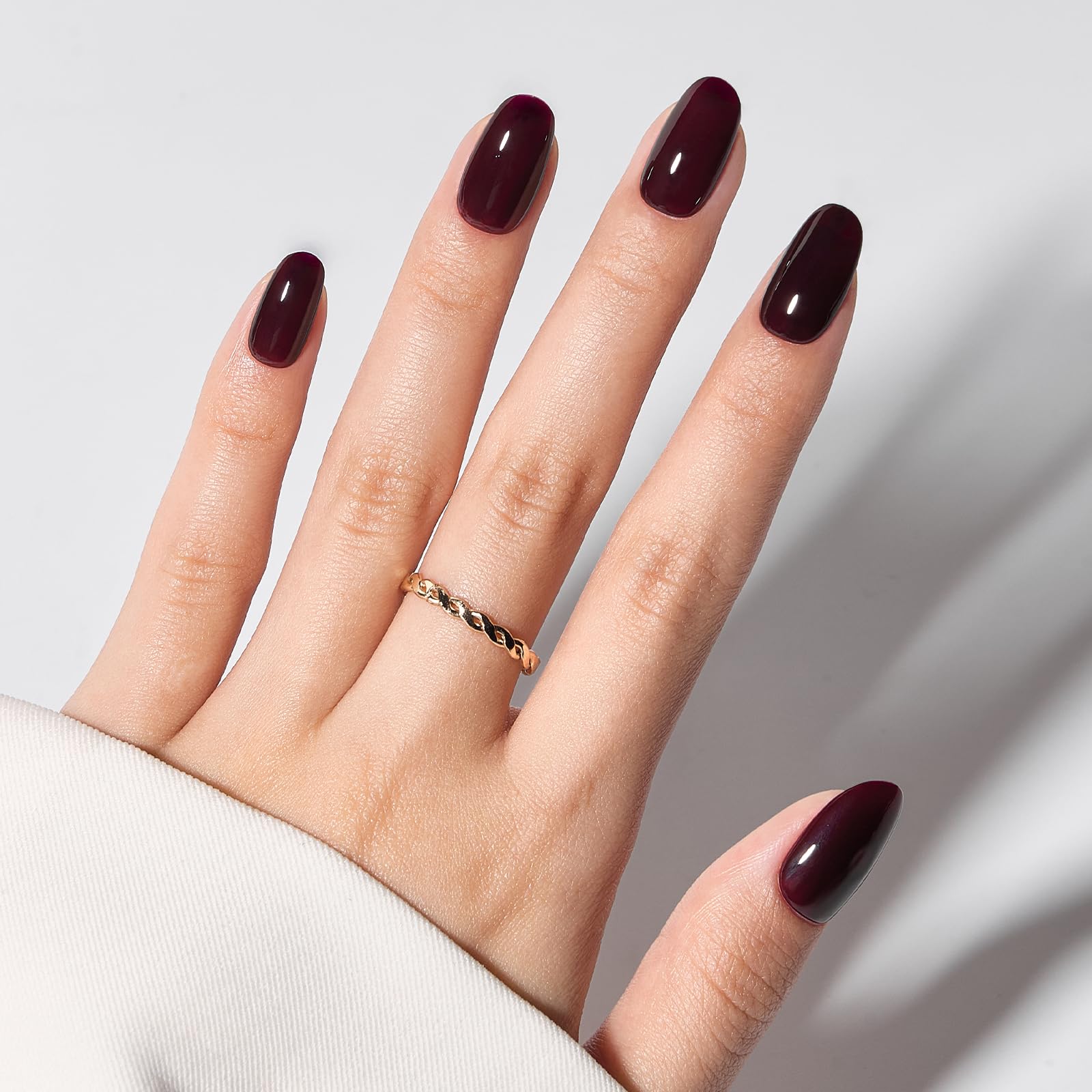 Nails drying in 30–45 seconds without light.