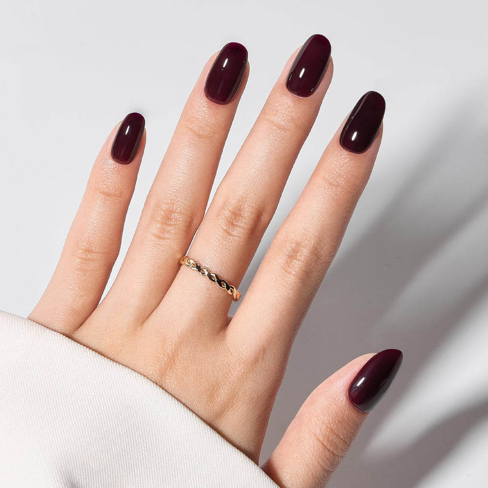 Nails drying in 30–45 seconds without light.