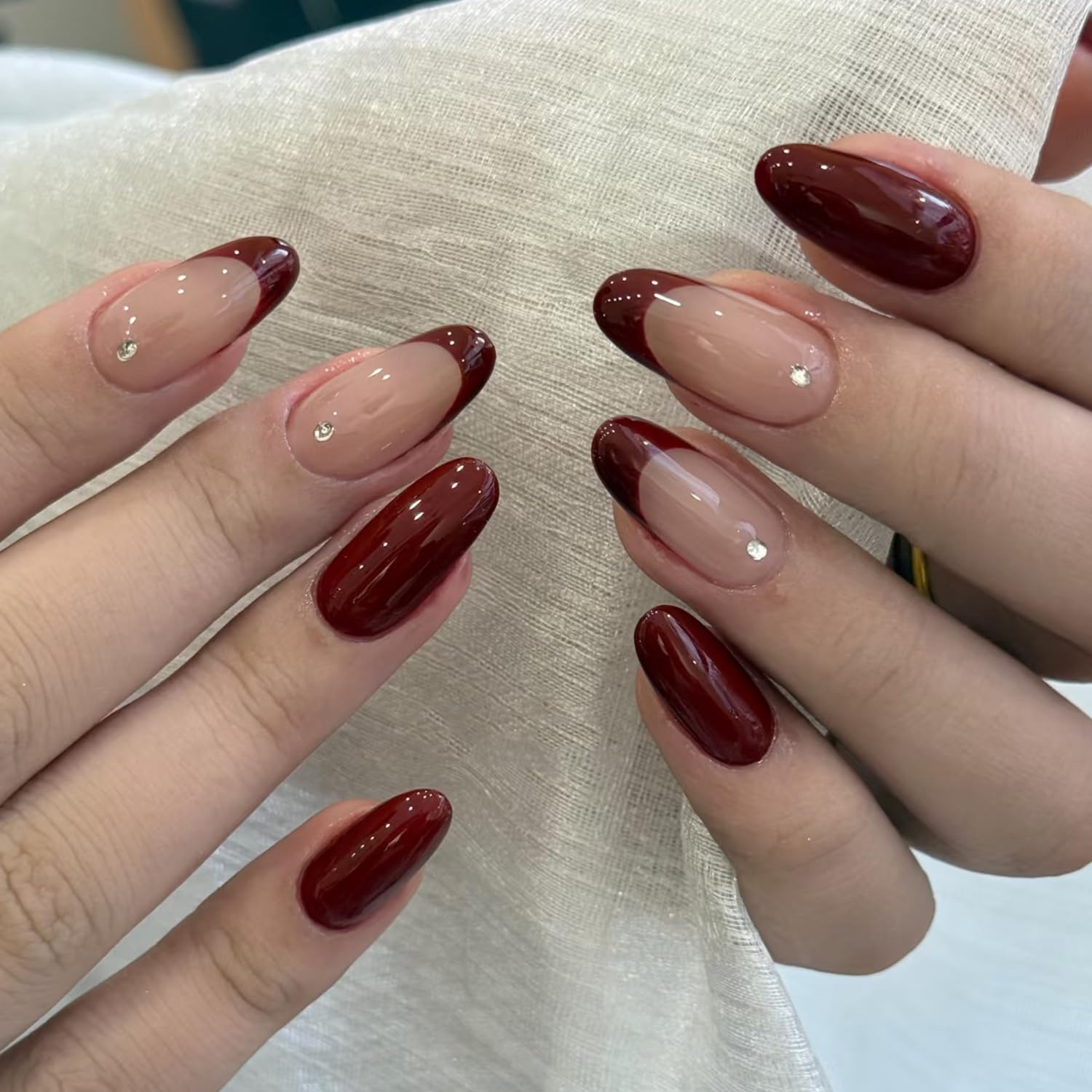 COSMOO Nail Polish dries in 30-45 seconds without a lamp.