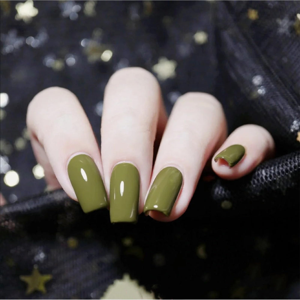 Studio shot shows quick-dry time on swatches with COSMOO polish