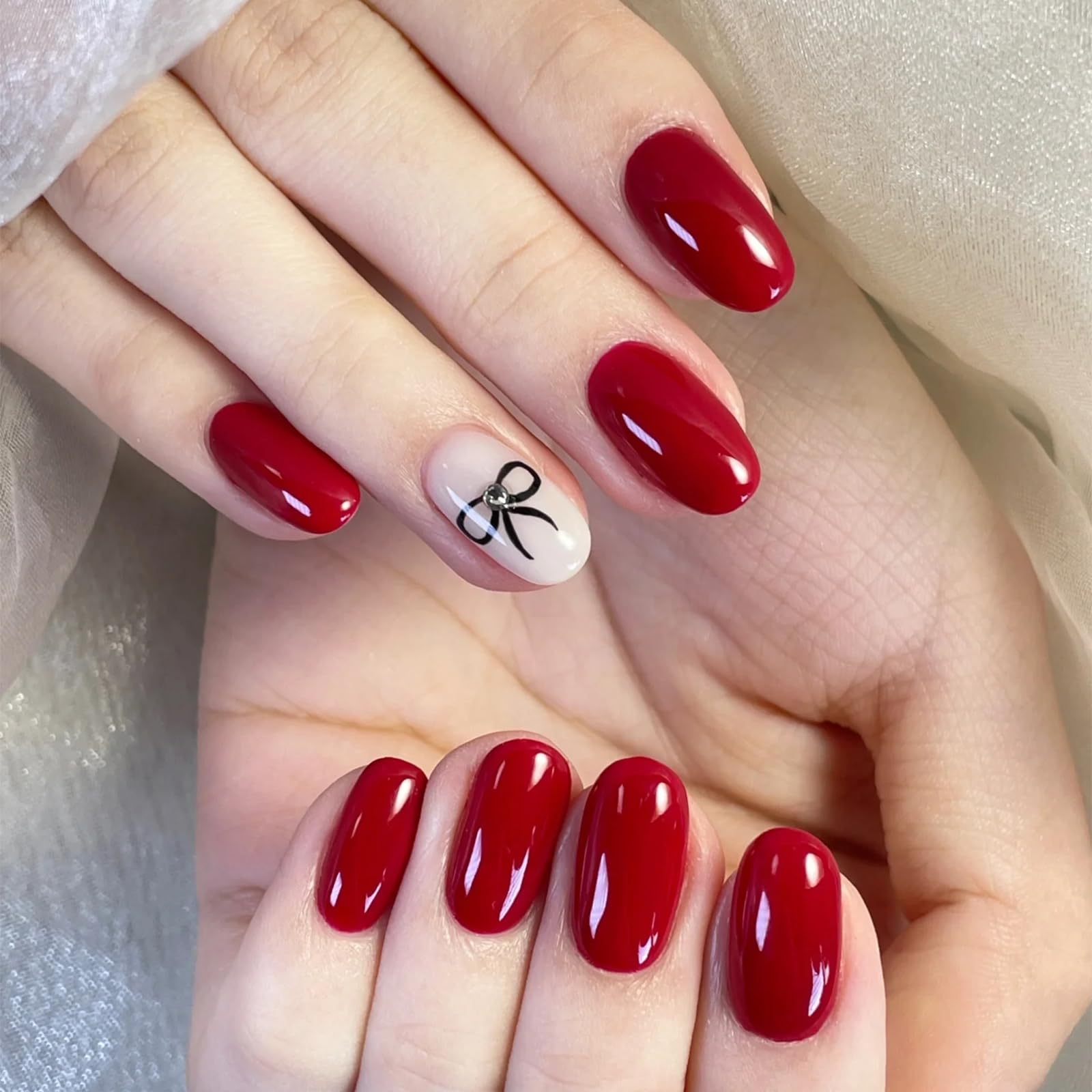 COSMOO red quick-dry polish brush applying even coat