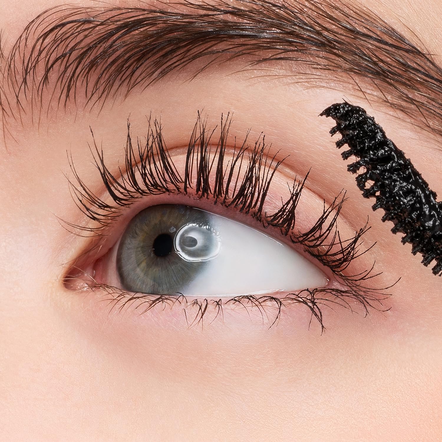 COSNORI nutrient-rich formula with silk amino acids and hyaluronic acid nourishes lashes.