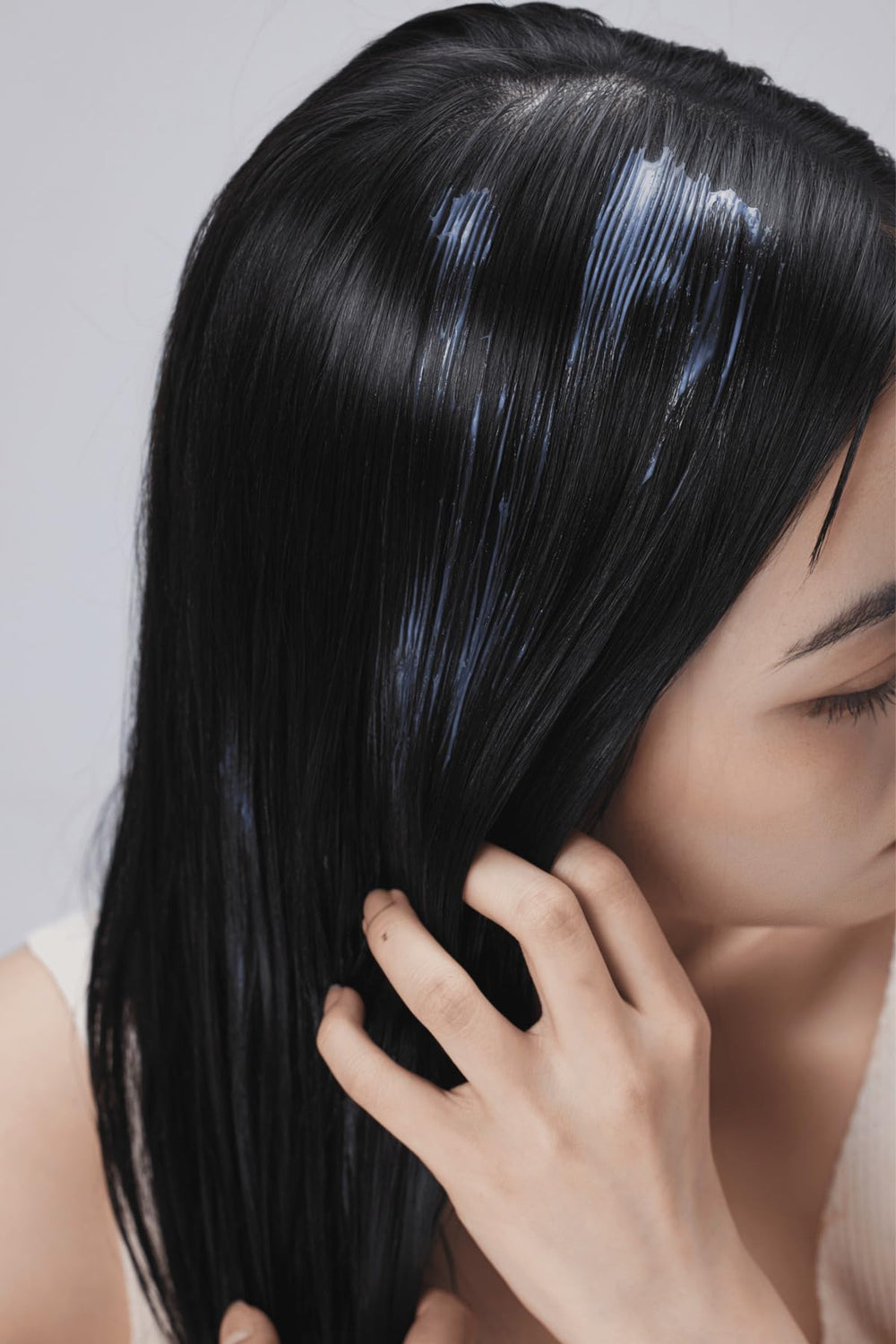 Collagen and hyaluronic acid ingredients illustrated on packaging
