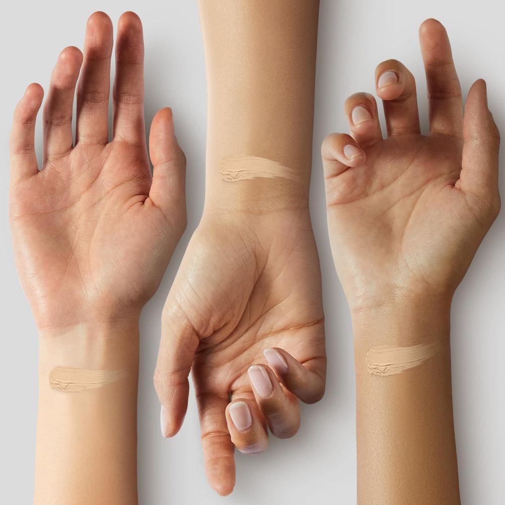 COVERGIRL Advanced Radiance Foundation close-up finish reveals luminous complexion