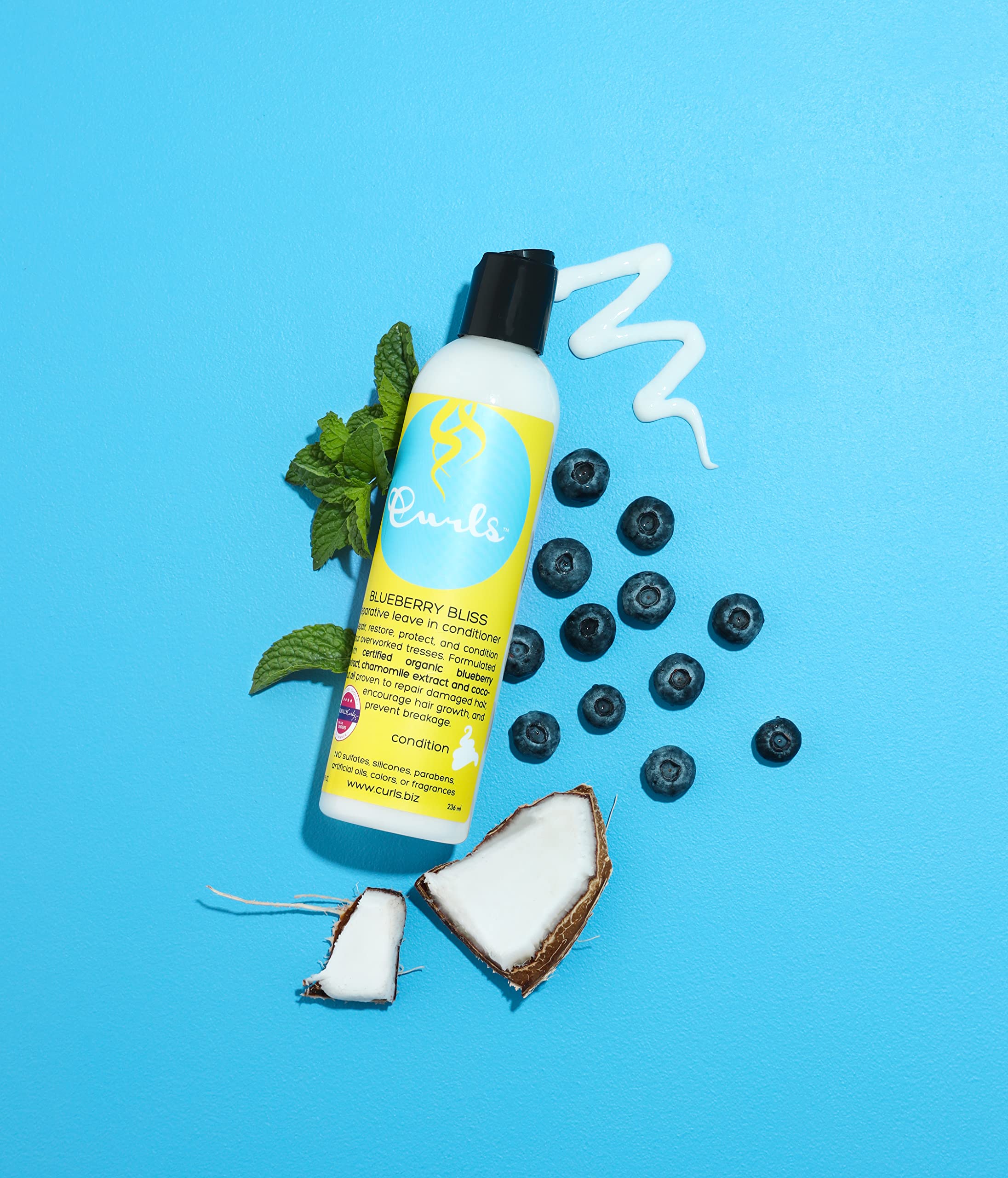 Curls detangling action close-up shows smooth untangled strands.