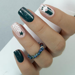 Curvlife press on nails with salon finish and quick application.