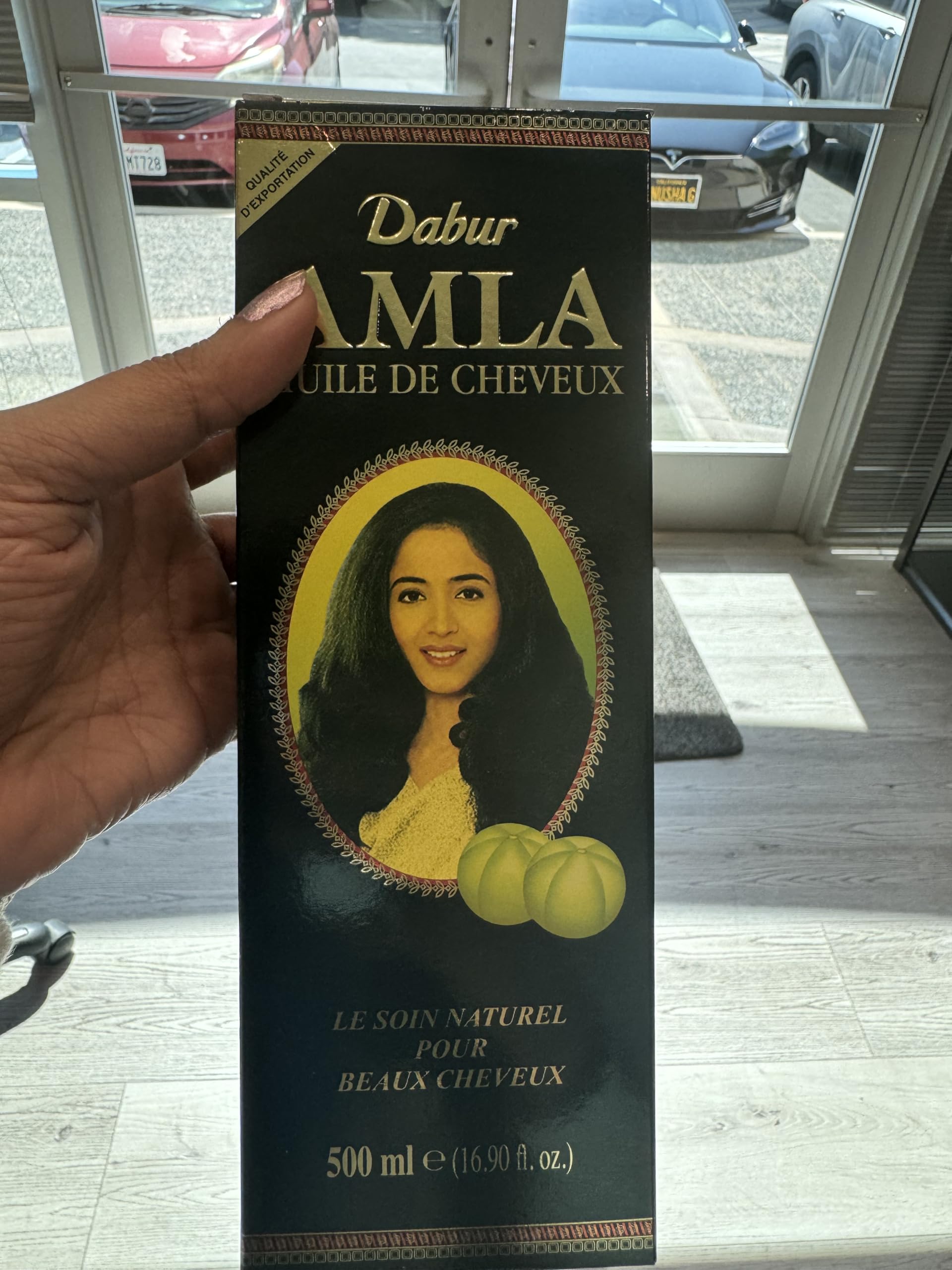 Dabur Amla Oil pour demonstrates smooth, mess-free dispensing.