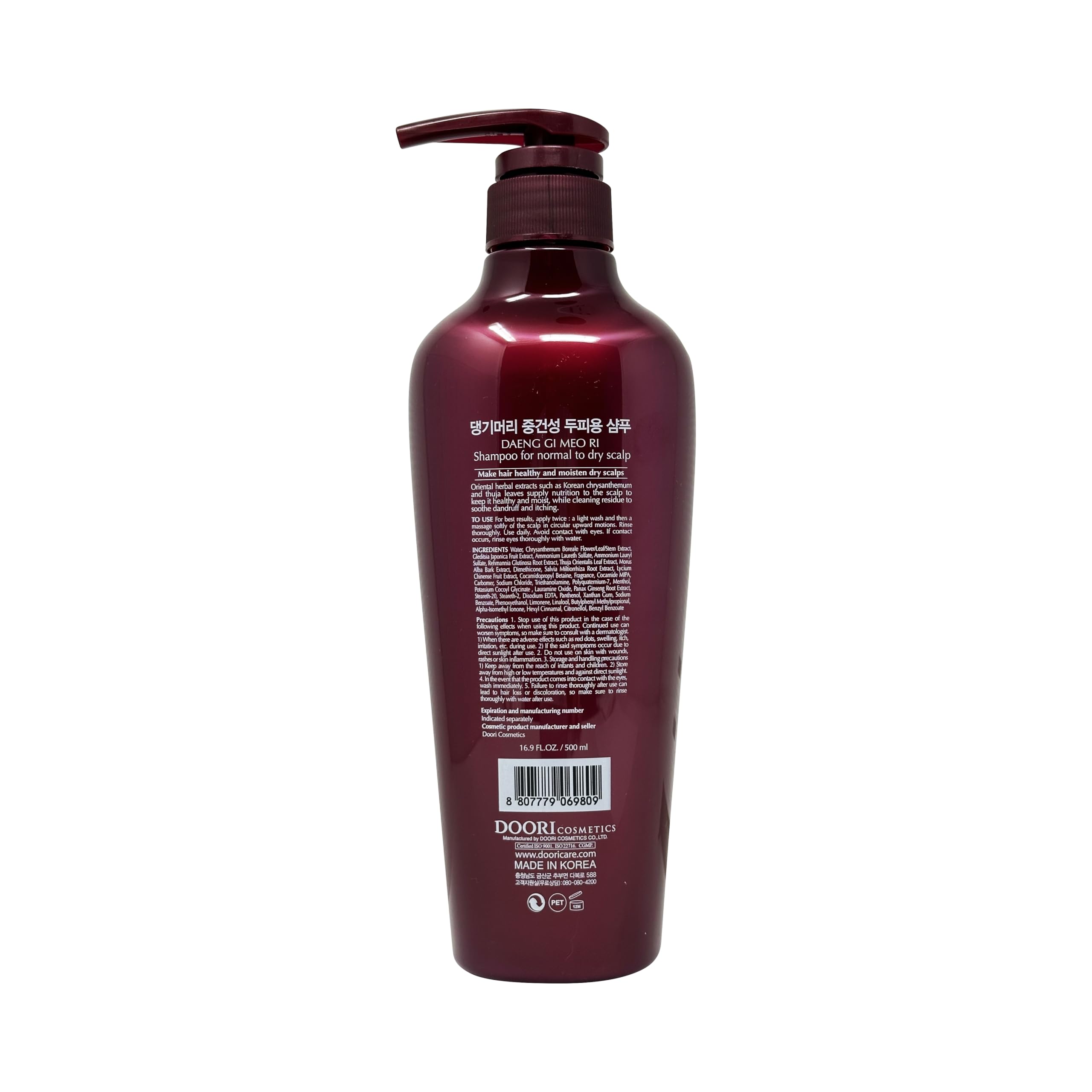 Daeng Gi Meo Ri shampoo application shows rich lather and scalp nourishment.