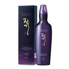 Daeng Gi Meo Ri pack pour shows easy scalp application for deep nourishment