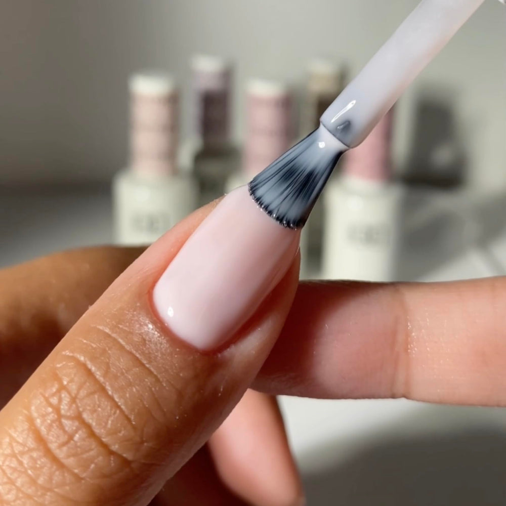 DAISY DND 860 bottle label shows a cloudy pink sheer shade for versatile wear.