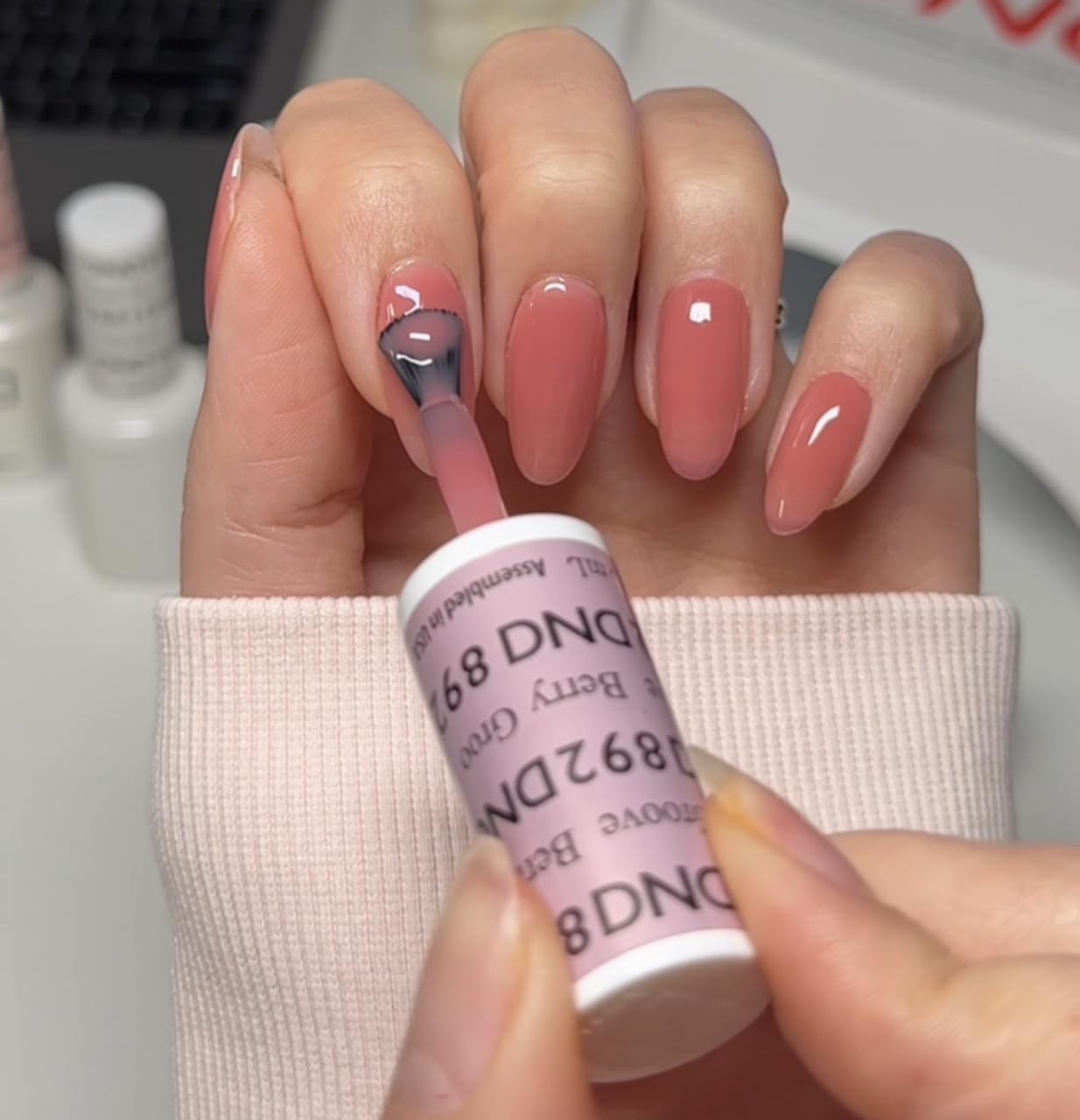 DAISY DND Berry Groove lacquer bottle showing glossy color and chip-free shine