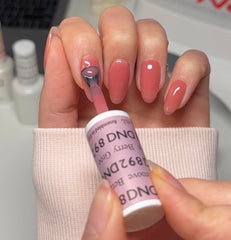 DAISY DND Berry Groove lacquer bottle showing glossy color and chip-free shine