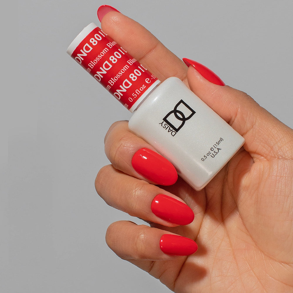 Daisy DND Blossom lacquer bottle highlights matching red shade for quick at-home nail color