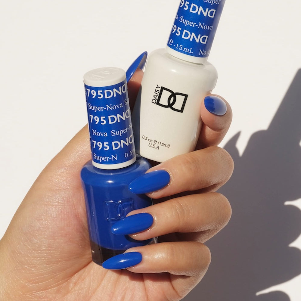 DAISY DND Rock n Blue lacquer bottle offers quick, chip-free finish.