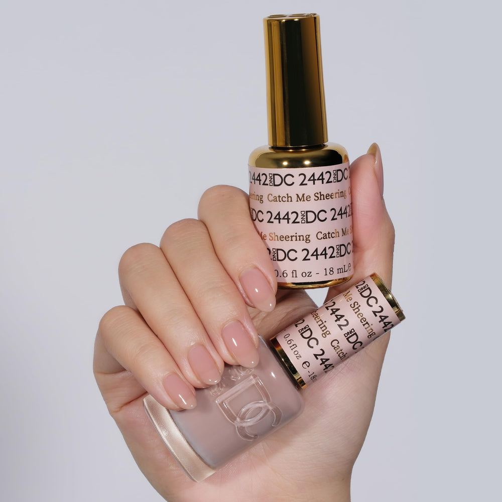 DAISY DND DC Gel Polish bottle demonstrates long-wear, chip-free finish up to three weeks.