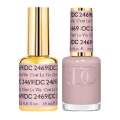 Daisy DND DC gel polish bottle in C’est la Vie shows a sheer pink shade for customizable coverage.