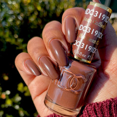 DAISY DND Coffee Bean cap and brush for precise gel polish application